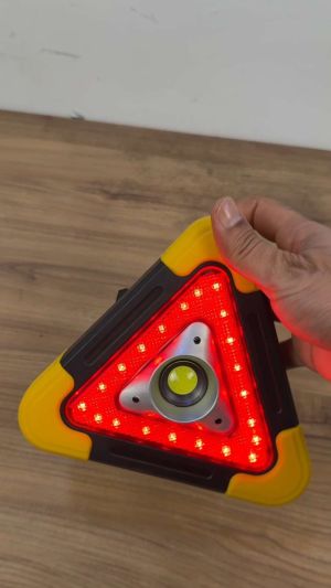 مثلاث طوارء طاقه شمسية مع لايت