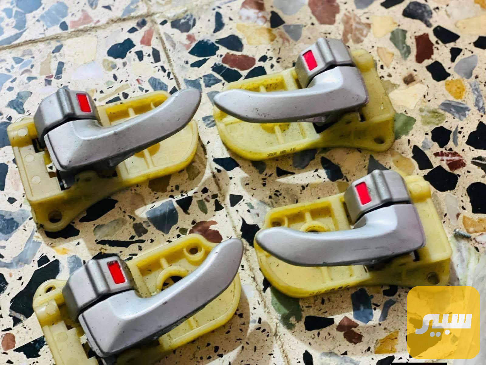 قفال مع يدات